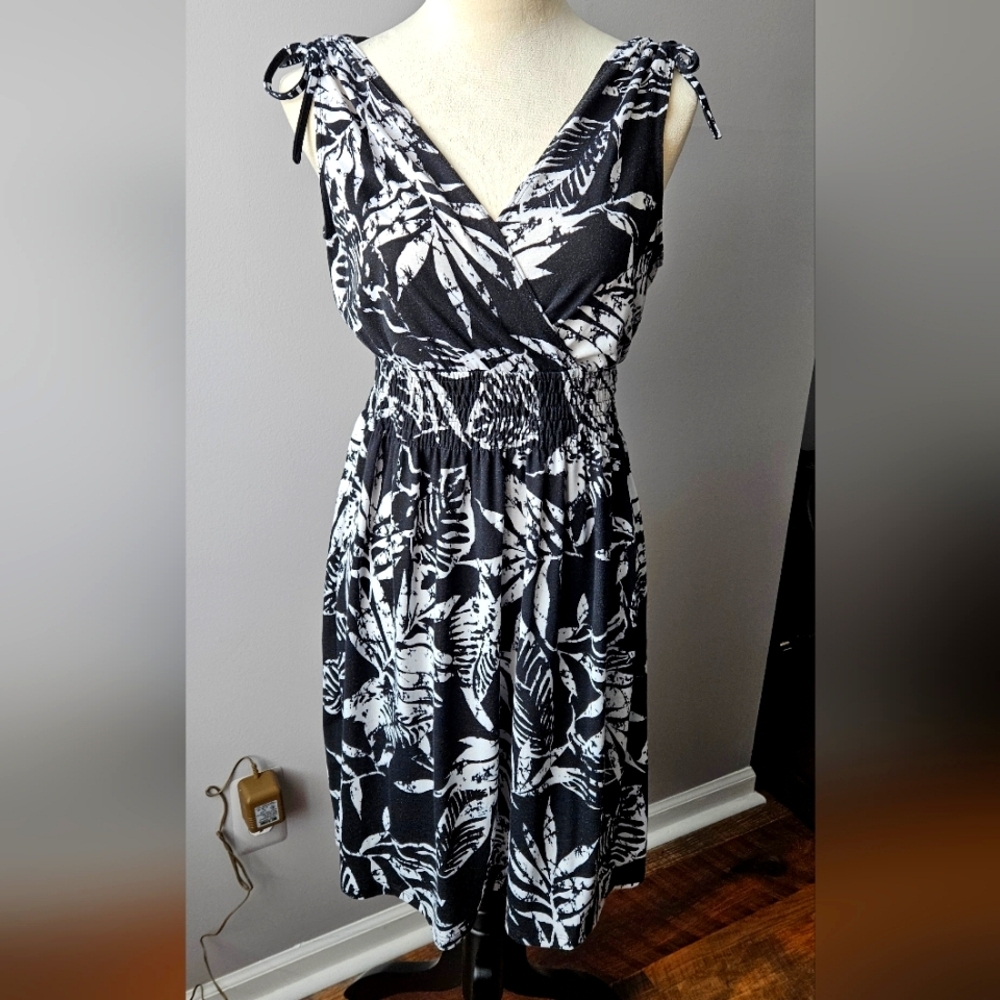 Lennie for Nina Leonard Summer black and white tropical pattern dress size M